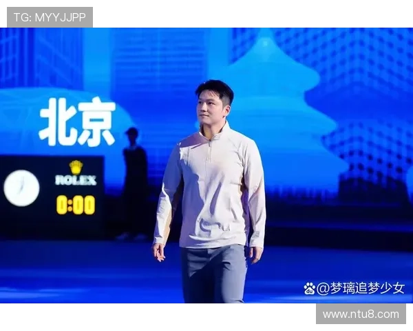 樊振东与阿尔卡拉斯单独合影，并在皇马球帽上签名